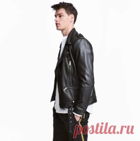 Впервые кожаные куртки с косым воротом появилась в 1928 году, став символом свободы духа и бунтарства. Популярность этого элемента гардероба особенно возросла после того, как Марлон Брандо сыграл в ней свою культовую роль в фильме 1953-го года «Дикарь». С тех пор &quot;косуха&quot; стала одним из главных фаворитов среди поклонников модной гранжевой эстетики по всему миру. #HMFavourites #HMMan