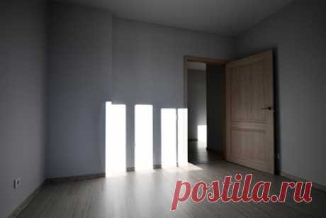 Россиянам разъяснили правила выселения арендаторов-неплательщиков. При наличии договора найма помещения сразу выселить квартирантов, не оплачивающих жилье, не получится. Правила поведения в подобных ситуациях арендодателям разъяснил адвокат бюро «Лебедева-Романова и партнеры» Тимур Харди. Если переговоры с жильцами зашли в тупик, следует обращаться в суд.