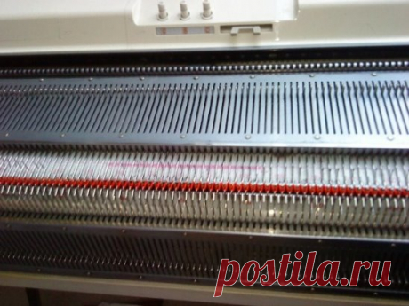 МК как ввязать спандекс в край резинки
Для резинки я беру нить чуть тоньше 
основной: если основное полотно в 4 нити, то резинка – в три. То же 
самое с плотностью : для резинки плотность на единицу меньше основной. 
Резинку (в основном) я использую промышленную (2*1).
Делаем набор на обе фонтуры на все иглы в режиме «ластик» (Н5).