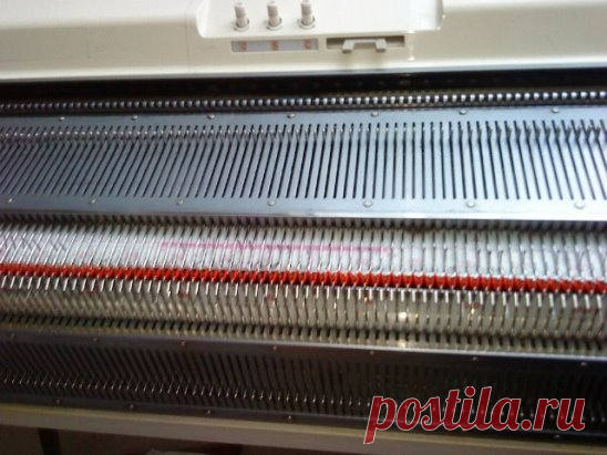 МК как ввязать спандекс в край резинки
Для резинки я беру нить чуть тоньше 
основной: если основное полотно в 4 нити, то резинка – в три. То же 
самое с плотностью : для резинки плотность на единицу меньше основной. 
Резинку (в основном) я использую промышленную (2*1).
Делаем набор на обе фонтуры на все иглы в режиме «ластик» (Н5).