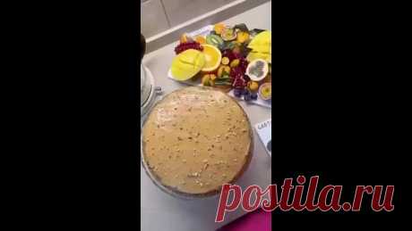 Торт «ЗОЛОТОЙ КЛЮЧИК»

Из моего детства
Легче и вкусней торта не придумаешь
⠀
Для бисквита:

4 яйца
1 стакан сахара
2 ст. ложки мёда
400 гр.сметаны
1 банка сгущенного молока
2 ч.ложки соды
мука на глаз
⠀
Для крема:

1 банка варёнки
100 гр. масла сливочного
⠀
Приготовление:

взбиваем по очередности: яйцо сахар
мёд
сметану и в ней гасим 2ч.л. соды
сгущенкумуку(тесто должно получиться, как на оладьи)
тесто делим на 2 части и выпекаем при 170-180 градусов
далее остужаем бискви...