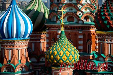10. Собор построен Бармой и Постником при царе Иване Грозном в 1555–61 гг. в память о покорении Казани. Фото: © Слава Степанов | Москва туристическая • НОВОСТИ В ФОТОГРАФИЯХ