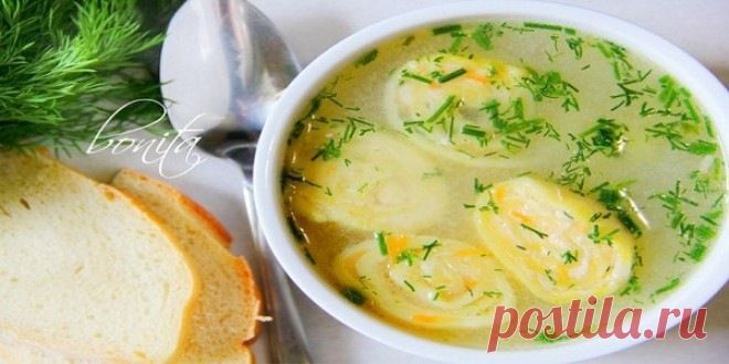 Вкусный куриный суп с сырными рулетиками.