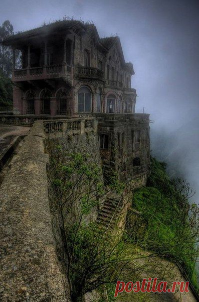 Заброшенный отель у водопада

Посмотрите на опустевший отель El Hotel del Salto в Колумбии. 

Говорят, что отель опустел из-за того, что находится рядом с прекрасным водопадом Такендамо, ставшим жутко вонять после того как в речку Боготу, которая образует этот водопад, начали сливать канализацию.