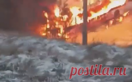 В Перми автобус съехал в кювет и загорелся. Видео. В Перми автобус съехал в кювет и загорелся после того, как водитель врезался в ограждение.