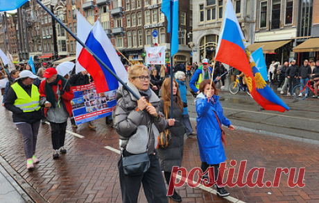 В Амстердаме прошла очередная демонстрация против поставок оружия Украине. В мероприятии приняли участие несколько десятков человек