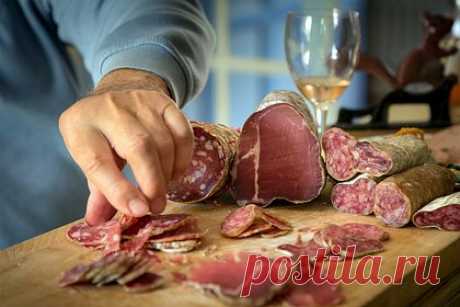 Врач развеяла мифы о провоцирующих появление прыщей продуктах. Дерматокосметолог Екатерина Константиновская развеяла миф о популярных продуктах, якобы вызывающих появление прыщей. По ее словам, копчености, соленые, сладкие и молочные продукты сами по себе не являются причиной образования акне, но могут вредить людям с изначально нездоровой кожей.