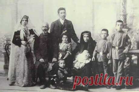 Եղիշե Չարենցի ծննդյան օրն է...💐

Բայց շուրջս այնպես գունատ էր, տկար ―
Խոսքեր չկային, ու արև չկար․․․
***
Հավիտյան գոց ու անխոս` թափառել եմ ու լռել.
Ոչ-ոք, ոչ-ո՜ք չգիտի` արդյոք ի՞նչ է կյանքս, Ես.
Միայն գիտեն, որ կյանքում ինչ-որ երգեր եմ գրել,
Ինչպես գիտեմ, որ Դու կաս, որ սիրում է մեկը քեզ:
Ես երգել եմ Քո հոգին, Քո ժպիտը լուսավոր,
Քո աչքերի, քո դեմքի տխրությունը սրբազան.
Կյանքս թողած անհունում — Ես երգել եմ սերը խոր
Ու կարոտը թևերիս, որ երբե՛ք Քեզ չհասան…Չարենց 🖤