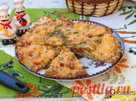 Кабачковая пицца с куриным филе и помидорами.
