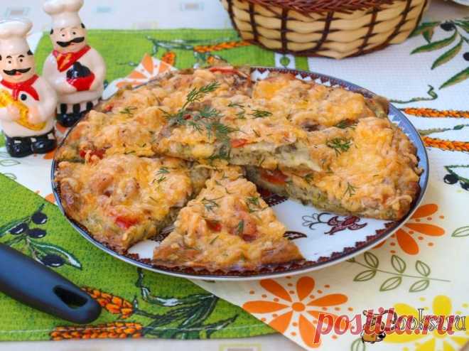 Кабачковая пицца с куриным филе и помидорами.