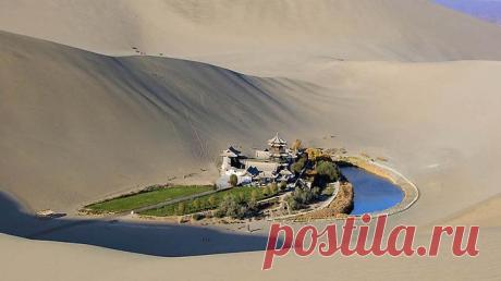 Озеро Полумесяц — китайский оазис в пустыне Где-то в 6 км от города Дуньхуан в Западном Китае лежит озеро Полумесяц — невероятный оазис в пустыне Гоби. На китайском его называют Юэяцюань. Это озеро в форме полумесяца — важнейшая достопримечател...