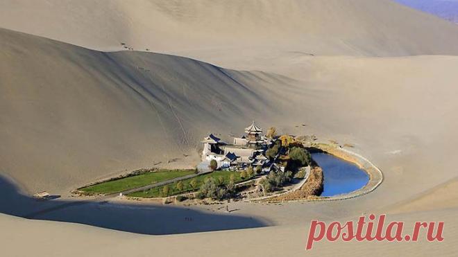 Озеро Полумесяц — китайский оазис в пустыне Где-то в 6 км от города Дуньхуан в Западном Китае лежит озеро Полумесяц — невероятный оазис в пустыне Гоби. На китайском его называют Юэяцюань. Это озеро в форме полумесяца — важнейшая достопримечател...