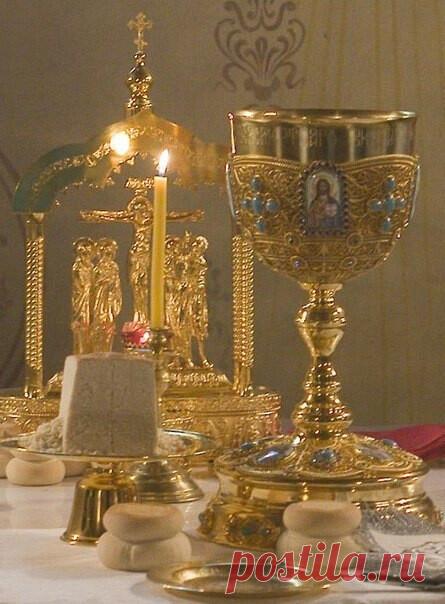 Памятка христианину, желающему подойти к Святой Чаше для причащения животворящего Тела и Крови Христа Владыки

Александр Боженов

Преп. Иоанн Кассиан Римлянин(†435) говорил о причащении: «Мы не должны устраняться от причащения Господня из-за того, что сознаем себя грешниками; но еще более и более с жаждою надобно поспешать к Нему для исцеления души и очищения духа, однако ж с таким смирением духа и верою, чтобы считая себя недостойными принятия такой благодати, мы желали б...