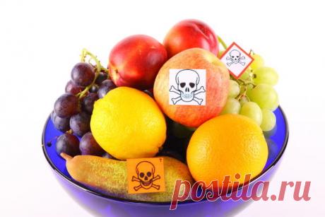 Сода против пестицидов 
Чтобы удалить пестициды с кожицы фруктов и овощей, положите плоды на 5-10 минут в содовый раствор (на 1 л воды — 1 ч. ложка соды). Затем хорошенько промойте проточной водой. К сожалению, полностью избавить плоды от пестицидов таким способом не удастся.