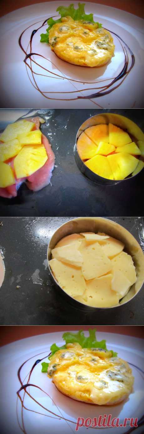 Курица с ананасом под сырной корочкой.