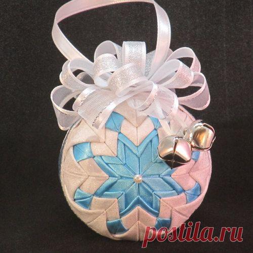 Из остатков ткани и красивой ленты украшаем елочные игрушки
Идеи для творчества и праздничного вдохновения