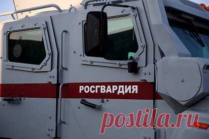 Выпустившие в односельчанина две обоймы росгвардейцы избежали наказания. Советский районный суд Махачкалы вынес приговор сотрудникам Росгвардии братьям Сулейману и Салману Курбановым, расстрелявшим в феврале 2021 года бывшего главу дагестанского села Новокули Абакара Капланова прямо в кабинете отдела полиции. Росгвардейцев признали виновными в совершении непредумышленного преступления.