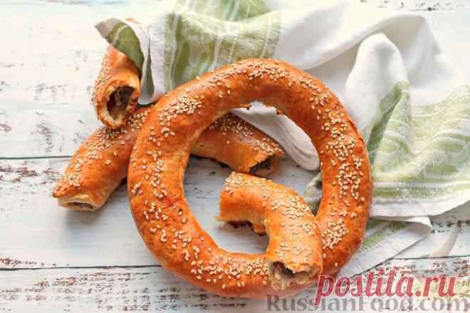 Рецепт: Дрожжевые бублики с мясной начинкой и кунжутом на RussianFood.com