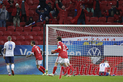 Сборная России повела в счете в матче со Словакией благодаря автоголу. Сборная России повела в счете в матче отборочного турнира чемпионата мира 2022 года против национальной команды Словакии. На 24-й минуте автоголом отличился защитник Словакии Милан Шкриньяр. Счет во встрече, проходящей в Казани, на момент написания заметки — 1:0 в пользу хозяев.