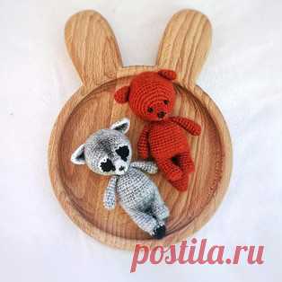 Мини лисичка и енот VINTAGE амигуруми. Схемы и описания для вязания игрушек крючком! Бесплатный мастер-класс от Екатерины Крикун по вязанию мини лисички и енота VINTAGE по одной схеме. Высота вязаной крючком игрушки примерно 8-9 см. Дл…