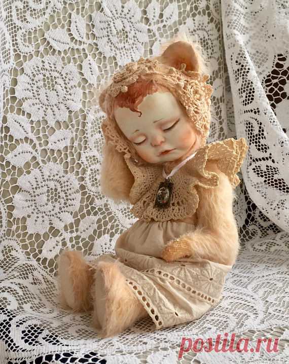 Teddy Doll Baby, Tiny Baby Doll, Vintage style,OOAK, Collection Doll, Interior Doll, Staffed body,Art Doll, Handmade Doll, Gift, , Soft Doll Teddy Doll The Baby wants to sleep Can Stand without support. (Costing) height of 27-28 cm (10.6 in). German mohair. A body pattern - Marina Komadey. Fastening - 5 cotter pins. The head on the shaking cotter pin. Filling of the Body - coniferous sawdust, sea sand and plastic granules. Filling of hands and legs - coniferous sawdust. Fi...