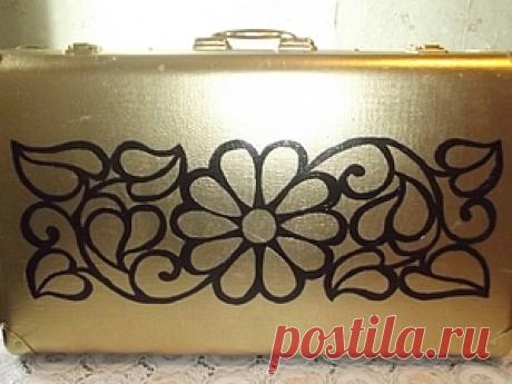 Возрождение старого чемодана 
(Придумала и сделала Юлия из Верхотурья Свердловской обл.)
"Это не мастер класс, а просто рассказ , как я переделала старый фанерный чемодан в новое хранилище моих игрушек, скажу на перед - им там оч…