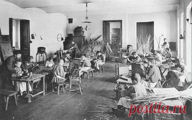 Россия: автобиография - 1902г. - Дети в корзиночно-мебельной мастерской работного дома