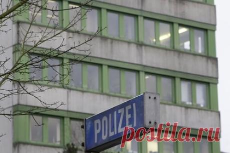 В Германии задержали подозреваемого в подготовке к нападению на собор. На западе Германии полицейские задержали подозреваемого в подготовке к нападению на Кельнский собор. Уточняется, что в одной из квартир Везеля был проведен обыск, по результатам которого были задержаны пятеро мужчин, четырех из которых позднее освободили. Уроженец Таджикистана остался под стражей в целях безопасности.