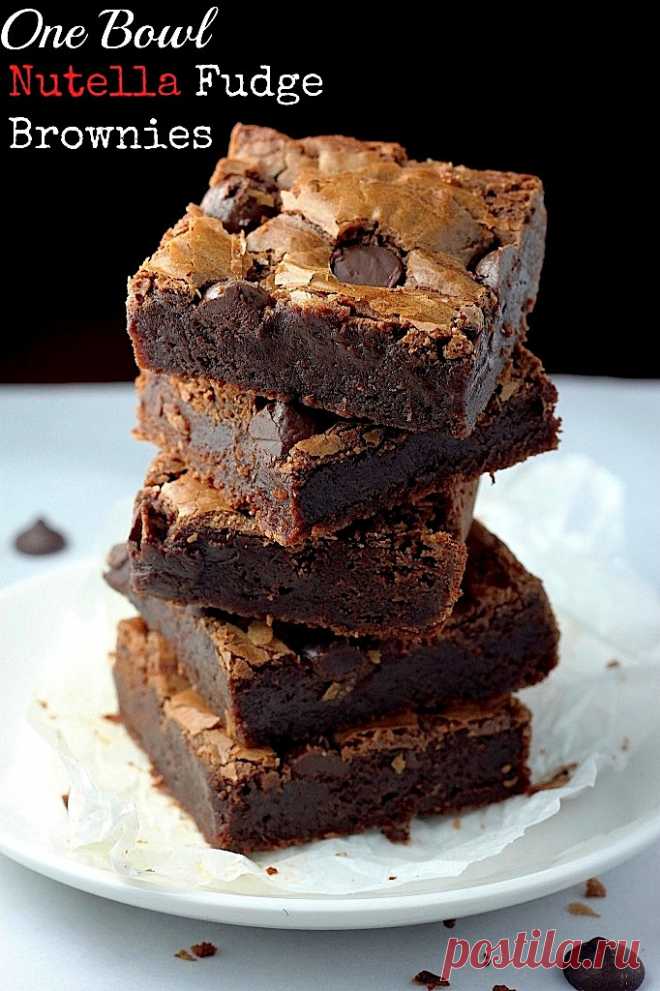 One Bowl Nutella Fudge Brownies - Baker by Nature These easy, decadent One Bowl Nutella Fudge Brownies are sure to be a new favorite for ever and ever! We can't make them enough!