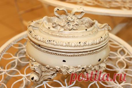 Шкатулки фарфоровые, деревянные, металлические для украшений, для хранения мелких вещей в стиле Прованс и Кантри для дизайна интерьера квартира, дома, дачи, комнаты, прихожей, спальни, гостиной, детской, кухни и столовой можно недорого купить в интернет магазине Уголок Прованса в Москве