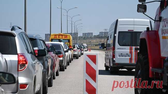 На Крымском мосту возобновили движение автотранспорта