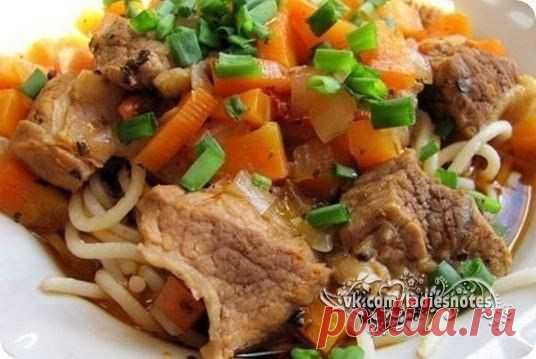 Я женщина, мама, хозяйка, жена ❤
Спагетти с мясной подливой

Ингредиенты:

Спагетти – 500 гр.
Говядина – 500 гр.
Лук (репчатый) – 1 шт.
Морковь – 1 шт.
Томатная паста – 1 ст. ложка.
Вода – 0,5 л.
Соль и черный перец по вкусу.
Лавровый лист – 1 шт.
Специи для говядины.
Зеленый лук для украшения.
Рецепт приготовления спагетти с мясной подливой:
