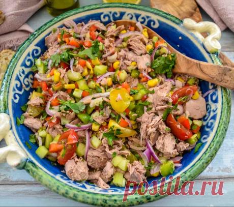 Einfaches Thunfischsalat Rezept. Dieser farbenfrohe Thunfischsalat mit Paprika und Mais ist gesund und lecker und lässt sich schnell in nur 15 Minuten zubereiten.