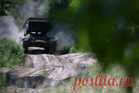 «Солнцепеки» поразили опорные пункты ВСУ в зоне СВО. МО РФ показало работу тяжелых огнеметных систем ТОС-1А «Солнцепек» ЗВО по укреплениям и опорным пунктам Вооруженных сил Украины (ВСУ) в лесном массиве на купянском направлении. «Применяют нас достаточно часто, можно сказать, без нас не обходится ни одно продвижение», — рассказал командир боевой машины.