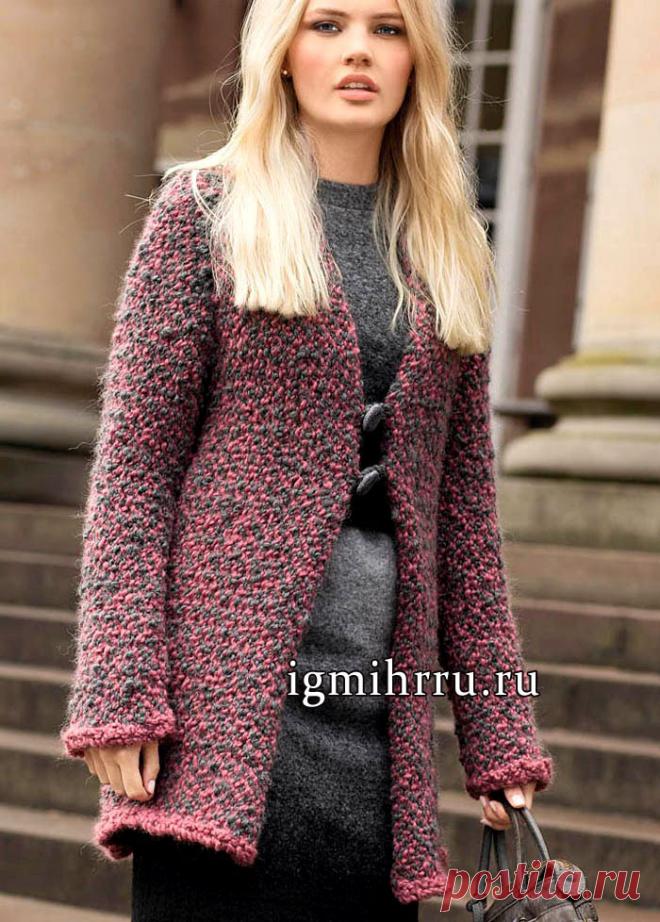 Розово-серое теплое пальто из объемной пряжи-букле. Вязание спицами