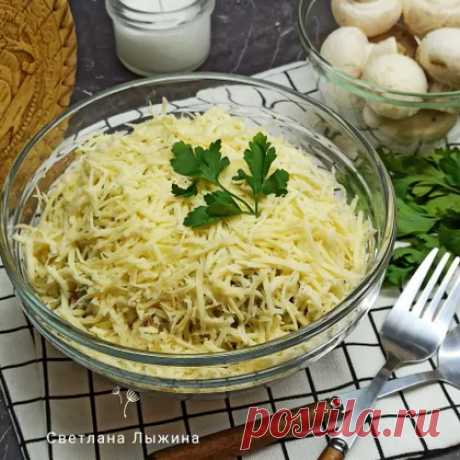 Салат с крабовыми палочками и жареными грибами рецепт с фото пошаговый от Светлана Лыжина / Амбассадор - Овкусе.ру