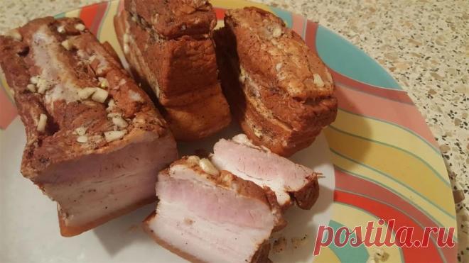 Вареное сало в луковой шелухе Ингредиенты:Грудинка свиная Луковая шелуха 2-3 пакетика чая (из расчета на примерно 1 кг сала) по желанию можно добавить несколько штучек подкопченого чернослива чеснок лук (лучше несколько луковиц) специи: душистый перчик горошком, гвоздичка, лавровый лист соль (соли можно побольше, сало...