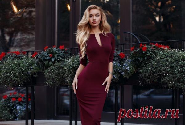 Шикарное бордовое платье Бордовый цвет – выбор сильных и независимых женщин. Оттенок считается самым благородным и роскошным, поэтому девушка любого возраста в таком платье будет выглядеть дорого и элегантно.