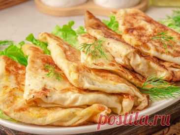 Слоеные пирожки без слоеного теста: быстро, вкусно и с большим количеством сыра - Будет вкусно - Социальная сеть "МТ.RU" Когда хочется пирожков, а времени в обрез, мы готовим эти быстрые пирожки. Никого теста не нужно. Просто берём лаваш и формируем пирожки. Он и основу даёт, и хруст, и ту самую текстуру, за которую мы любим слоёное тесто. Стоит только свернуть его правильно, положить побольше сыра, зелень – и жарить Подписывайтесь, читайте, комментируйте, ставьте лайки