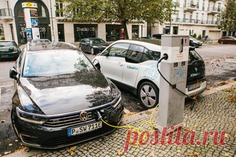 Европа оказалась не готова к переходу на электрокары. Правительствам и коммунальным службам Европы необходимо разработать амбициозные планы для установки необходимого количества зарядных станций для электромобилей. Только так регион будет готов к 130 миллионам электрокаров к 2035 году. Об этом сообщает Reuters со ссылкой на Ernst &amp; Young (EY) и Eurelectric.