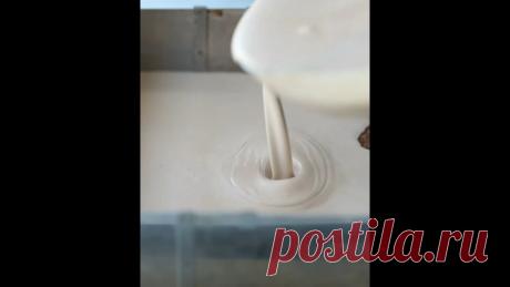 Рецепт нарезных пирожных 

Недавно у нас был пост, что для 1 сентября идеально предложить заказчикам набор пирожных. Например, как на этом видео, с шоколадным муссом и хрустящим слоем.

Рецепт несложный, сохраняйте себе 

Ингредиенты для шоколадной бисквитной основы:

-170 г желтков
-150 г сахара (1)
-60 г какао
-85 г муки
-170 г белков
-35 г сахара (2)
-60 г сливочного масла 82,5%

Приготовление:
Взбиваем желтки с сахаром (1), а в другой миске белки с сахаром (2). К желтк...