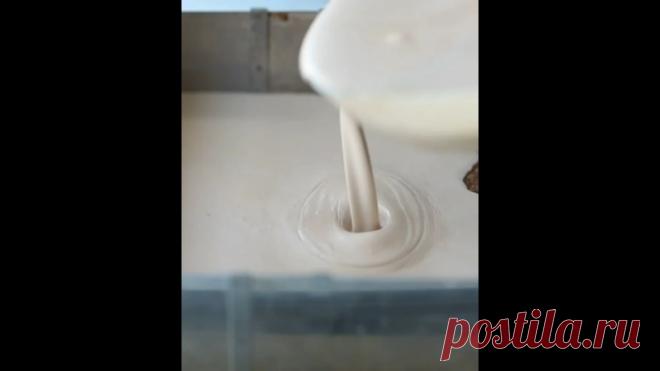 Рецепт нарезных пирожных 

Недавно у нас был пост, что для 1 сентября идеально предложить заказчикам набор пирожных. Например, как на этом видео, с шоколадным муссом и хрустящим слоем.

Рецепт несложный, сохраняйте себе 

Ингредиенты для шоколадной бисквитной основы:

-170 г желтков
-150 г сахара (1)
-60 г какао
-85 г муки
-170 г белков
-35 г сахара (2)
-60 г сливочного масла 82,5%

Приготовление:
Взбиваем желтки с сахаром (1), а в другой миске белки с сахаром (2). К желтк...