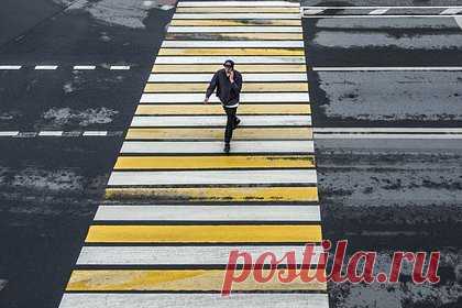 Полицейский сбил россиянина на переходе и скрылся. Сотрудник полиции на Кубани сбил шестидесятилетнего мужчину на пешеходном переходе и скрылся. Правоохранители установили, что автомобиль принадлежит сотруднику Отдела МВД России по Усть-Лабинскому району, личность которого не называется. Машину изъяли и поместили на спецстоянку. Водитель объявлен в розыск.