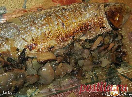 Форель, запеченная в гриле с грибным соусом.