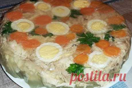 Заливное из курицы

Заливное из курицы – красивое праздничное блюдо, которое украсит ваш новогодний стол. Нежное и мягкое куриное мясо отлично подходит для заливного.