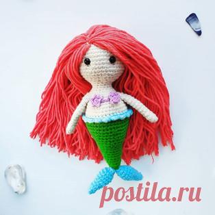 Русалочка амигуруми. Схемы и описания для вязания игрушек крючком! Бесплатный мастер-класс от @igryshki.plyshki по вязанию русалочки крючком. Высота вязаной игрушки примерно 17 см. Для изготовления такой куклы автор и…