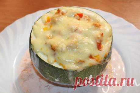 Кабачки, фаршированные курицей с овощами под сливочно-томатным соусом.