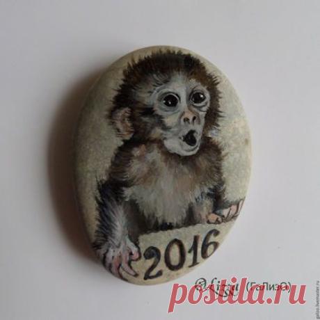 Купить Символ 2016 года - акриловая роспись на камне Обезьянка. Галька морская , акриловые краски. Размер 9 на 10 см. Художник Галецкая О.Lizza. Ярмарка Мастеров. www.livemaster.ru/galizo