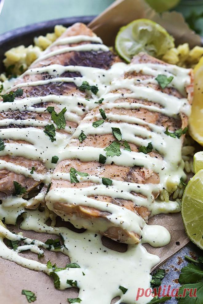 Запеченный лосось со сливочным соусом из авокадо - крем Де Ла Крошка