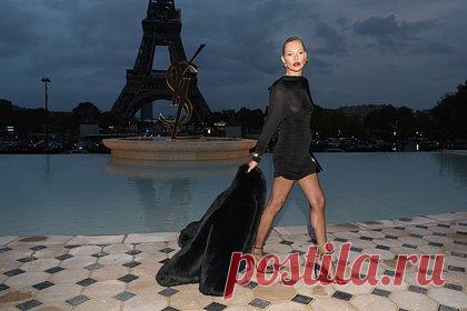 Кейт Мосс посетила показ Saint Laurent в откровенном наряде. Британская модель и актриса Кейт Мосс в откровенном наряде посетила показ бренда Saint Laurent, который состоялся в рамках Недели моды в Париже. 48-летняя знаменитость появилась на публике в черном мини-платье, темных колготках и босоножках на высоком каблуке. При этом видно, что манекенщица отказалась от бюстгальтера.